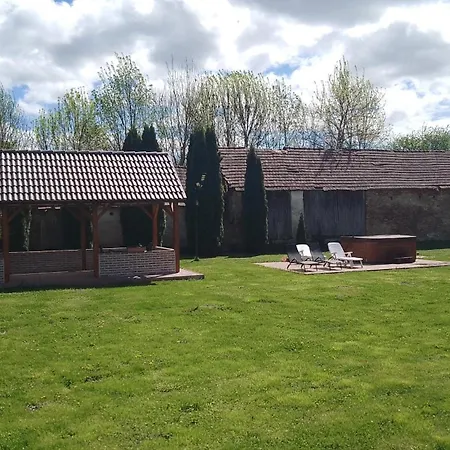 Feriehus Almafas Jakuzzis Vendeghaz Orseg Kerkakutas